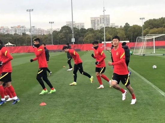 卢战军选择的路线非常隐蔽，几乎全是山谷以及反斜面。